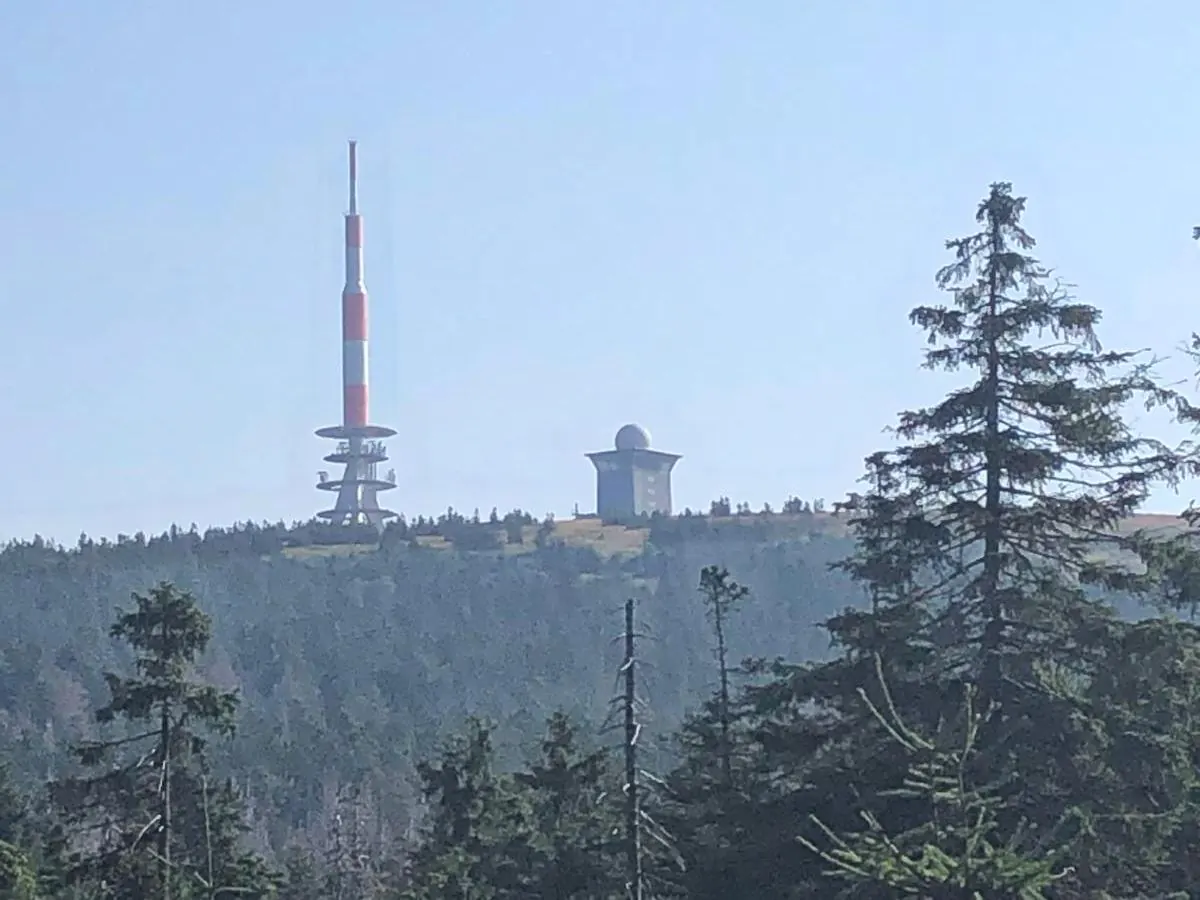 Der Brocken mit Sendemast und Wetterwarte über dem Wald