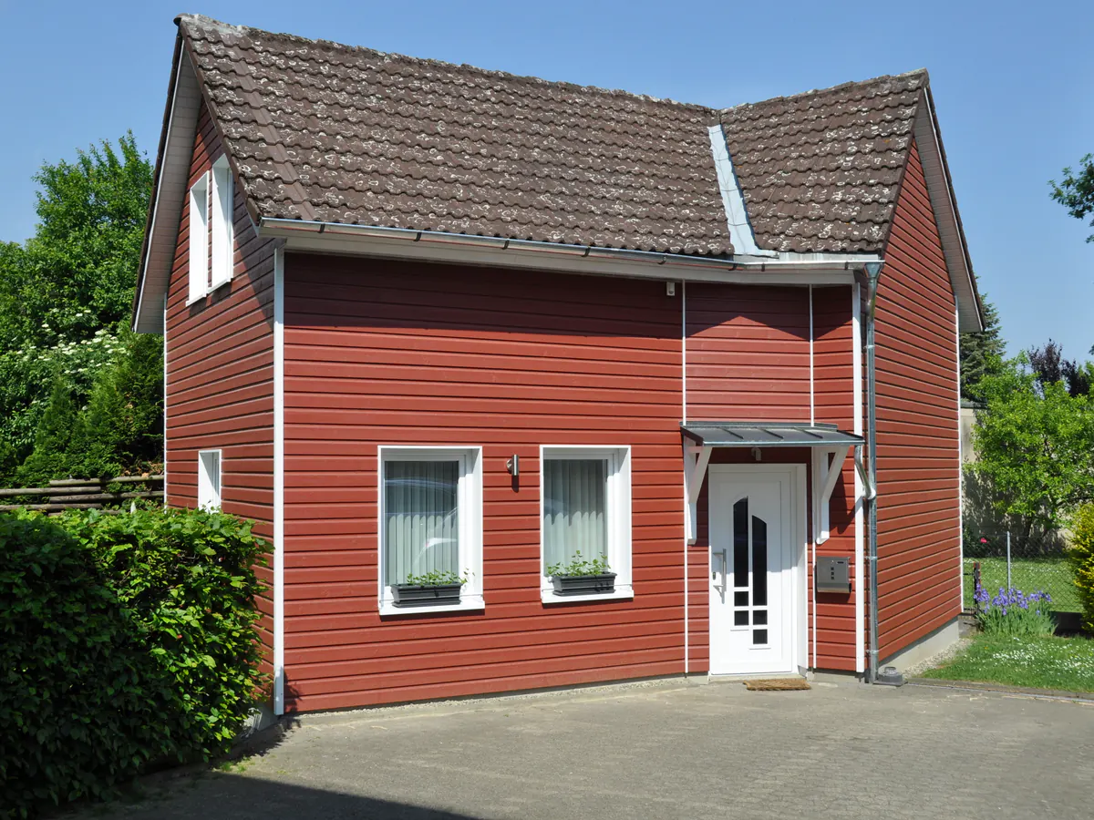 Freistehendes rotes Ferienhaus der FeWO Martin 2